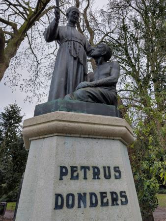 Beeld van Petrus (Peerke) Donders in Tilburg, een beeld dat inmiddels nogal omstreden is en als koloniaal wordt ervaren. 