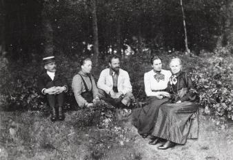 Herman Gorter, Wies Cnoop-Koopmans, Rik Roland Holst, Henriette Roland Holst en de moeder van Henriette Roland Holst (v.l.n.r.) op de Buissche Heide, ca. 1893-1900