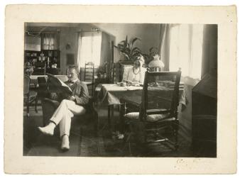 Rik en Henriette Roland Holst in hun huis in ’s-Graveland door Jacob van Faassen (1876-1943), 1899