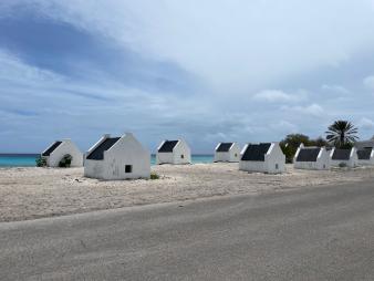 Slavenhuisjes nabij de zoutpannen van Bonaire