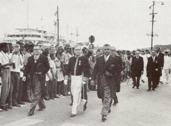 De net benoemde gouverneur Cola Debrot komt in 1962 aan op Curaçao vanaf een boot van zijn geboorte-eiland Bonaire.