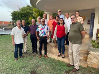 Elodie Heloise temidden van andere Curaçaose auteurs, v.l.n.r. Eric de Brabander, Chesley Rach, Brede Kristensen, Elodie Heloise, Ronny Lobo, Jeroen Heuvel, uitgever Anja Knipscheer, Ini Statia, met pet uitgever Franc Knipscheer, Hilda de Windt-Ayoubi, Jopi Hart, Carel de Haseth, Bernadette Heiligers.